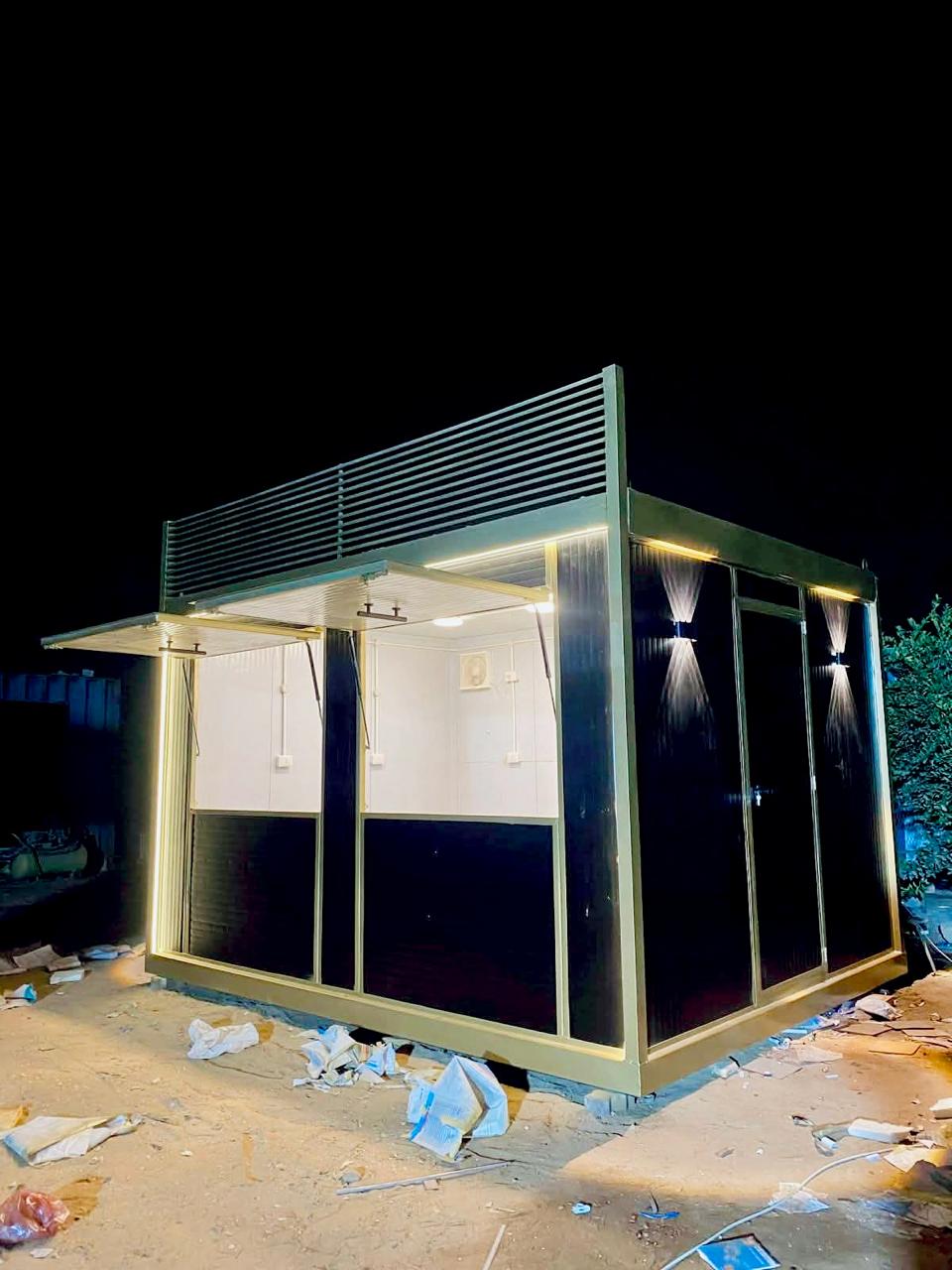 وحدة بيع داكنة بإطار معدني وإضاءة